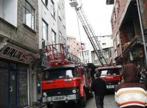 9 kişinin bulunduğu evde yangın