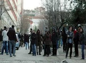 AK Parti binasına yürüyen öğrencilere müdahale