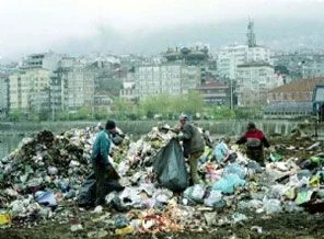 Bağdat'ta 500 bin kişi çöplükten besleniyor