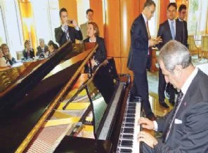 Bakan'dan piyanoyla Bitez Yalısı