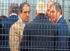 Baro'ya sanıkların yanına oturmayın uyarısı