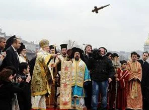 Bartholomeos ezanın bitmesini bekledi
