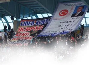 Başbakan'a tribünden dev nüfus cüzdanı