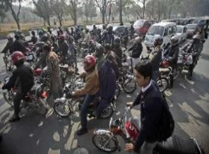 Biden'e Pakistan'da motosikletli protesto