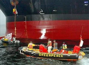 Boğaz'da trolle avlanan tekneye Greenpeace baskını