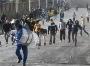 Cezayir ve Tunus karıştı, halk sokaklarda