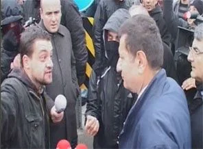 CHP'li vekile taşlı ve limonlu protesto