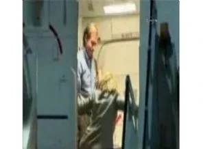 Clinton, uçağa binerken düştü