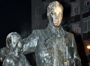 Diyarbakır'da Atatürk heykeline molotof atıldı