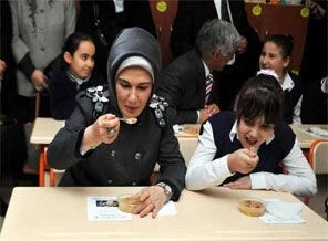 Emine Erdoğan öğrencilerle aşure yedi