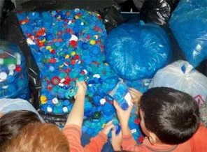 Engelli arkadaşları için 250 kilogram kapak topladılar
