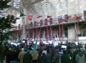 Fatih Camii avlusunda 'Mısır' eylemi