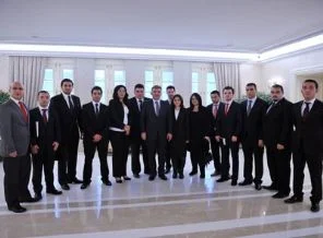 Gençler Gül'ün sofrasında