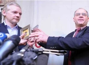 Gizli hesap bilgileri Assange'ın elinde