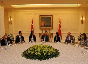 Gül,öğrencilerle yemek yedi