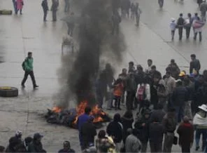 Halk isyan etti, benzin zammı çekildi