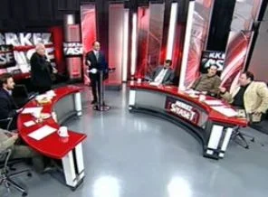 Hür adam tartışması mikrofon fırlattırdı!