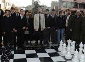 İzmit sokaklarında satranç
