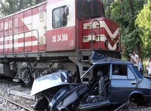 Kahramanmaraş'ta tren otomobile çarptı: 3 ölü