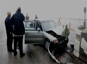 Karar veremeyince beton bariyere çarptı