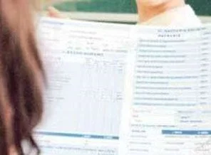 Karneleri yüzünden evlerine polis ile gittiler.