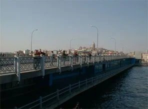 Kendilerini köprüye zincirlediler