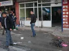 Kepenk kapatmayan esnafa saldırdılar