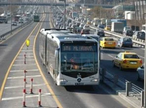 Metrobüs yolundan geçmek isteyince...