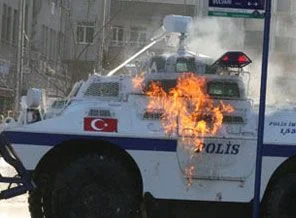Molotoflu göstericilere polis müdahale etti