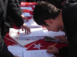 Muhteşem imza kampanyası
