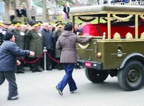 Oğlunun naaşının peşinden koştu