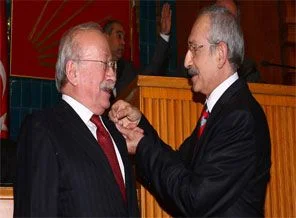 Oktay Ekşi, resmen CHP'li oldu
