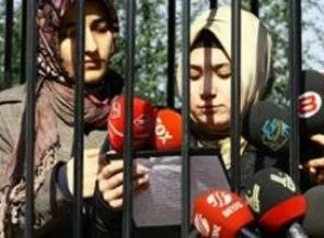 Örtü düşmanlığı sınır tanımıyor