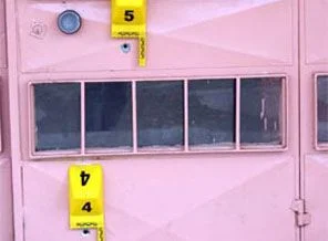 Pavyondan silah çalıp okula sıktılar!