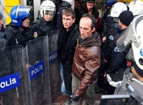 Polise taşlı saldırı