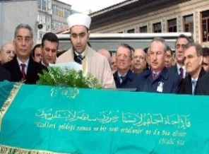 Sarıgül, babasını gözyaşlarıyla uğurladı