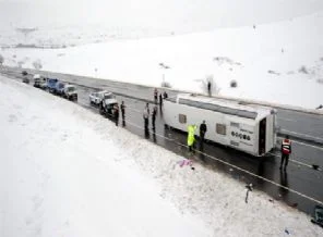Sivas'ta yolcu otobüsü devrildi: 20 yaralı