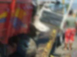 Siverek'te TIR otomobille çarpıştı: 6 ölü