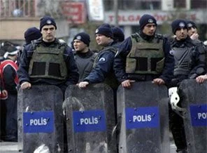 Soğukta çalışan polisler için sıcak çorba servisi