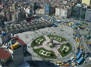 Taksim meydanına yerleştirilen dev ağaç
