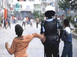 Taş atanlar artık 'GÜL' atıyorlar