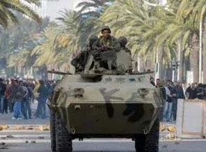 Tunus'ta orduya alkış, hükümete ıslık!
