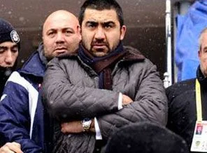 Ümit Özat taraftarı yumrukladı