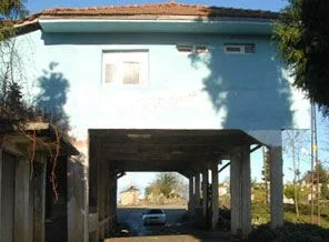Üstü bina, altı köy yolu
