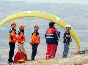 Yamaç paraşütçüsü falezlere çakıldı