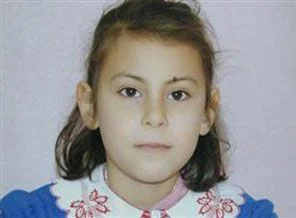 8 yaşındaki kızı öldürüp, eve gömmüşler