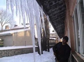 Ardahan'da çatılarda buz sarkıtları oluştu