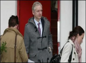 Assange bir kez daha hakim karşısında