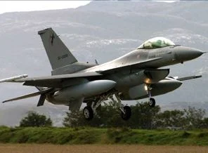 Azerbaycan'da savaş uçağı düştü, pilotların durumu iyi