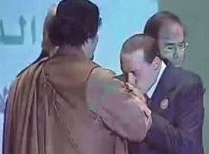 Berlusconi Kaddafi'ye sert çıktı